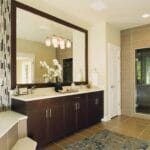 Nowoczesna łazienka z prysznicem, umywalką i dużym lustrem