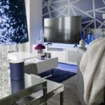 Nowoczesny salon w Toronto z błękitnym dywanem i geometryczną tapetą