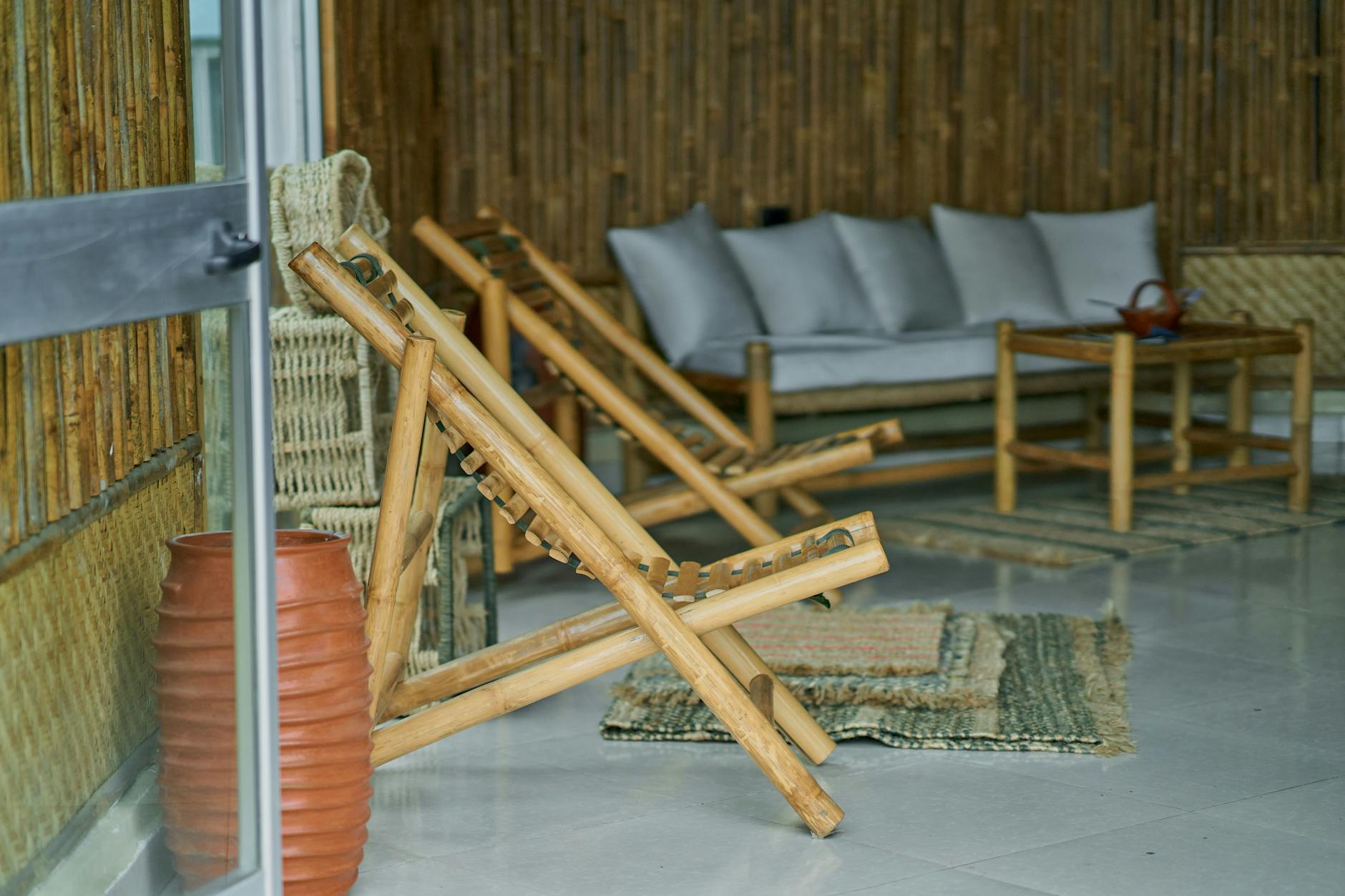 Przytulny salon z bambusowymi meblami i naturalnymi dodatkami