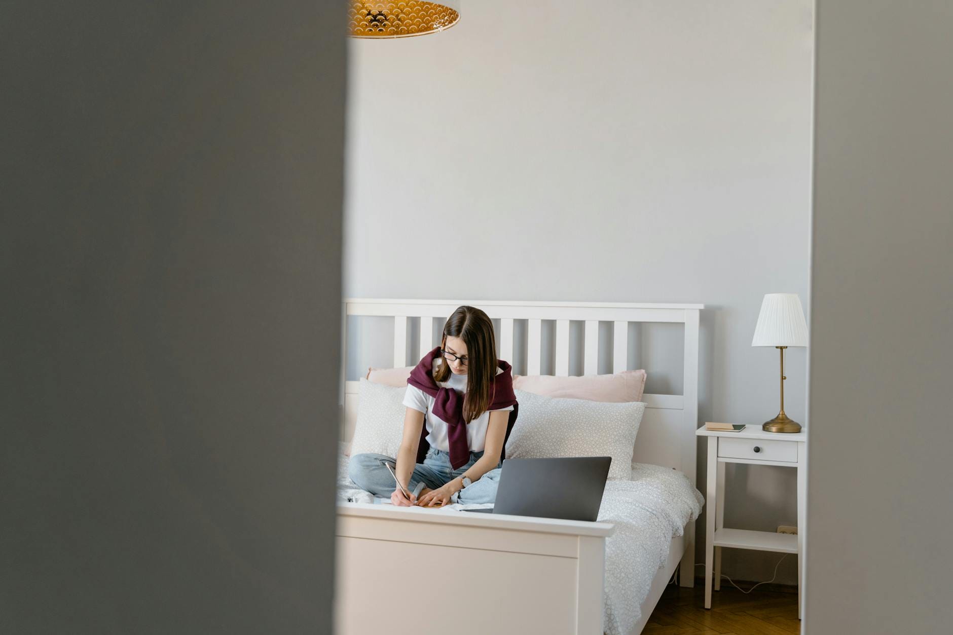 Nastolatka odrabiająca lekcje w spokojnym pokoju z modnym dywanem