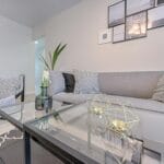 Nowoczesny, przytulny salon z geometrycznymi dodatkami i jasnymi tekstyliami