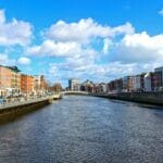 Rzeka Liffey w centrum Dublina otoczona charakterystycznymi budynkami