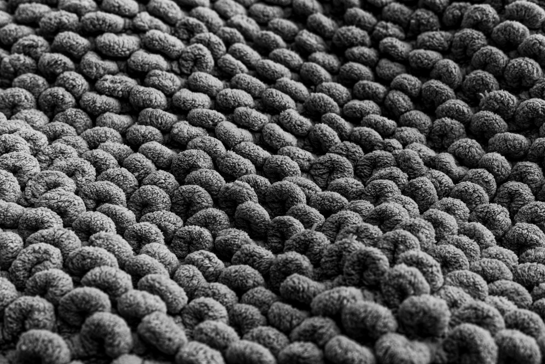 Zbliżenie monochromatycznej faktury przypominającej włosie dywanu shaggy