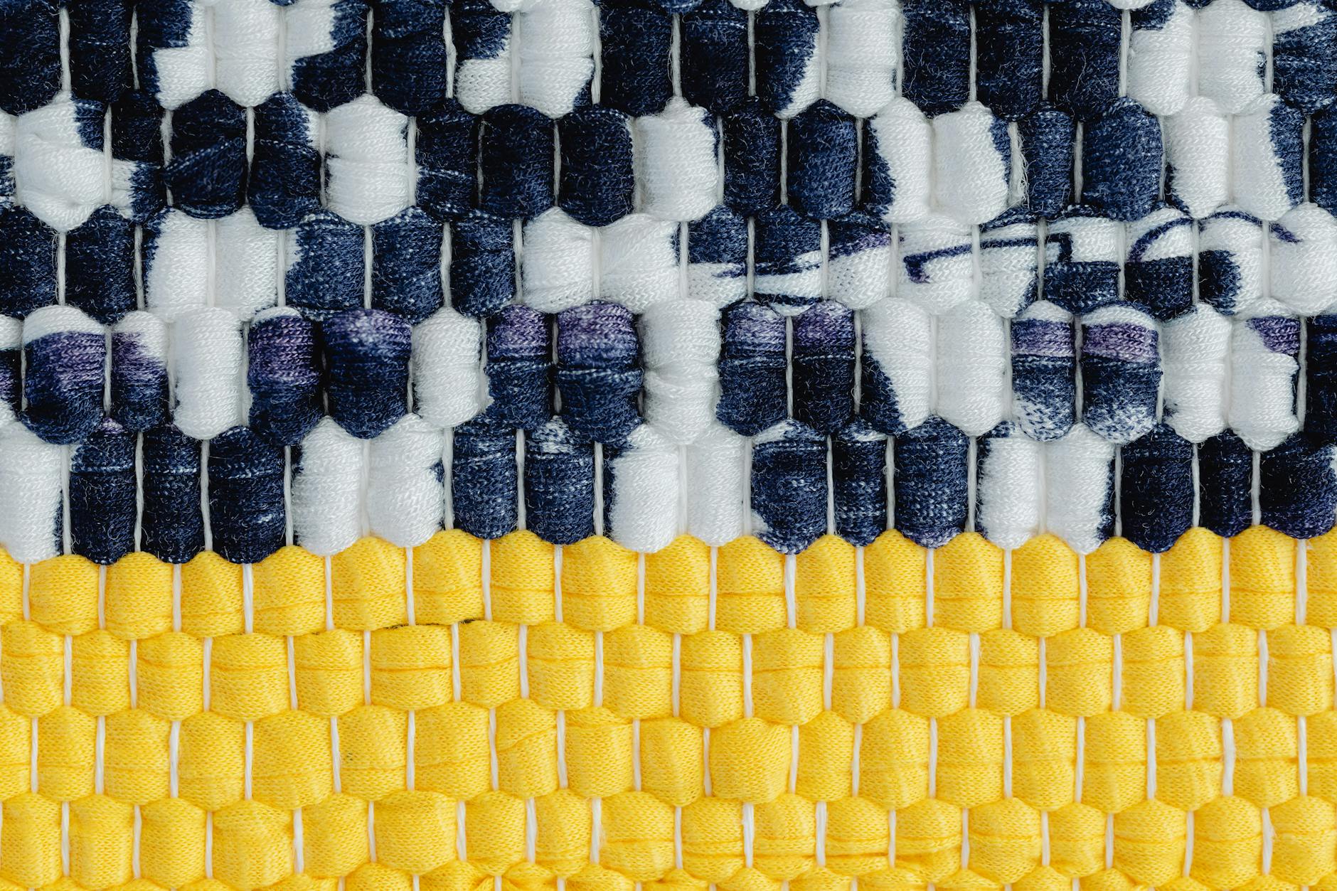 Zbliżenie ręcznie tkanego dywanu z wyraźnym splotem i kolorami