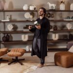 Mężczyzna pije kawę w nowoczesnym salonie z designerskimi meblami