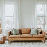 Minimalistyczny salon z jasną sofą ze skóry i stylowymi dodatkami