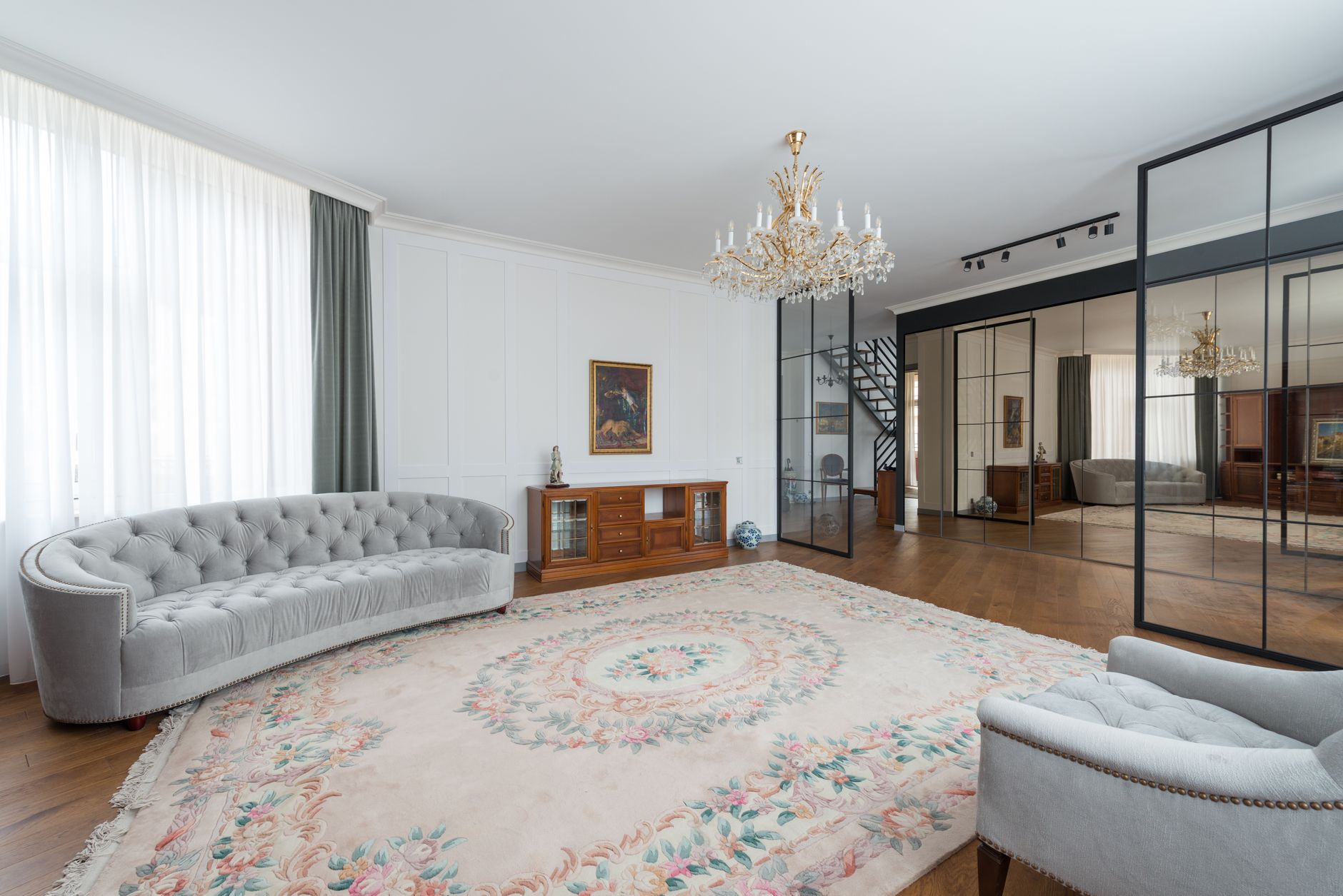 Jak wybrać dywan do wnętrza w stylu modern classic: eleganckie wzory i praktyczne materiały