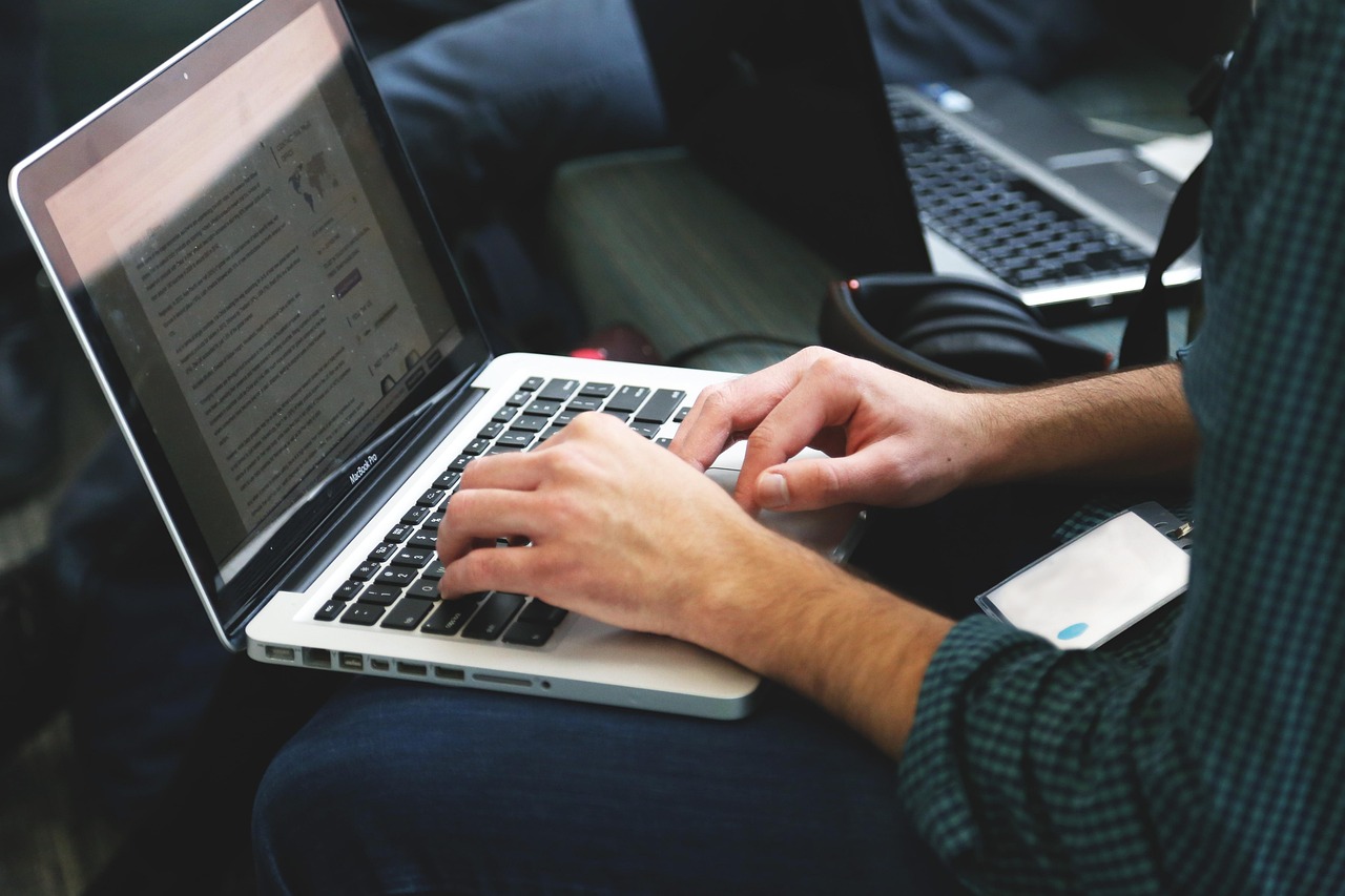 Laptop ładuje się tylko po wyłączeniu – przyczyny