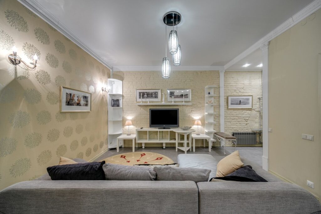 Elegancki salon w neutralnych barwach z nowoczesnym wystrojem